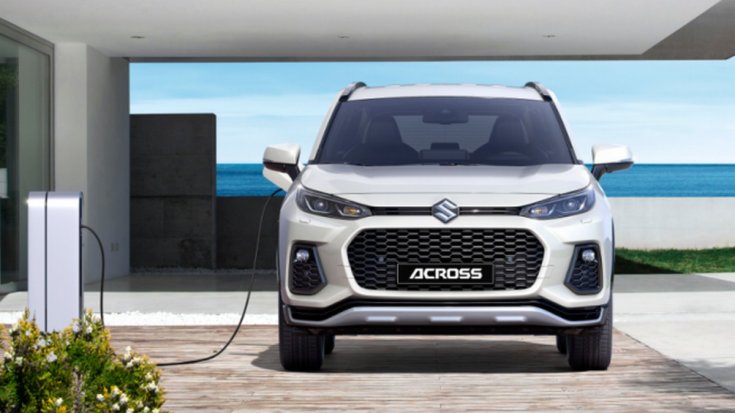 2020-as Suzuki Across SUV modell egy töltőre csatlakoztatva szemből