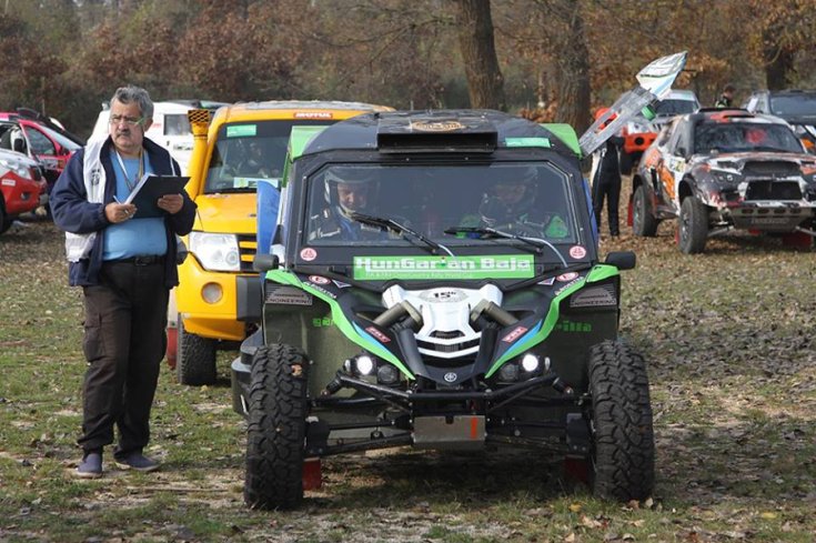 Garamvölgyi Zoltán a Yamaha volánja mögött szemből