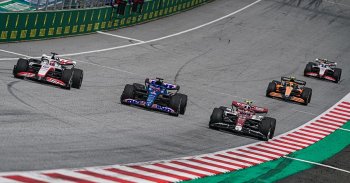 Formula 1 versenyautók előzés