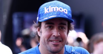 Alonso másik csapatnál, de folytatja Forma-1-es karrierjét
