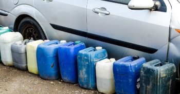 Már hordókba is tankolják a magyar benzint a külföldről érkezők
