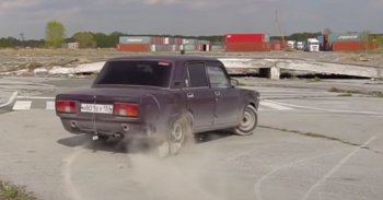 Az oroszok ezt is megoldották: itt van a beton kerekeken guruló Lada