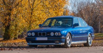 A '90-es évek leggyorsabb négyajtós szedánja: BMW M5 E34 - VIDEÓ