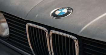 Szívbemarkoló látvány, ahogy porosodnak az autók ebben az elhagyatott BMW kereskedésben