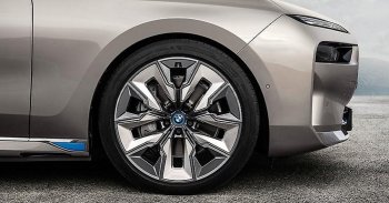 Így nézhetne ki az új 7-es BMW az E32-re hajazó orrkialakítással - KÉPEK