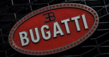Videóra vette a milliárdos, ahogy 417 km/órával repeszt a Bugattijával