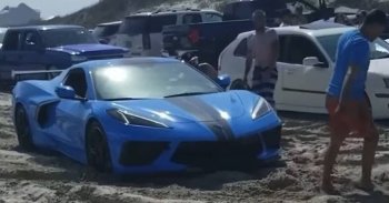 A homok fogságába esett a tengerparton felbukkanó Corvette C8