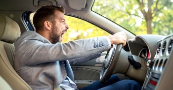 Zavarta a ködlámpa, bosszúból a körforgalomban büntetőfékezett – VIDEÓ