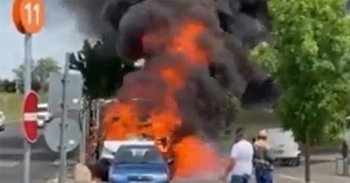 Nagy lángokkal égett egy jármű a maglódi Auchan parkolójában – VIDEÓ