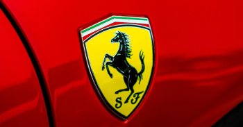 Elkobzott kocsiból lett rendőrautó ez a Ferrari