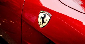 Egy új autó árát fizette ki valaki egy Ferrariról szóló könyvért