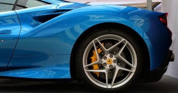 A Ferrarival közlekedő fiatalemberen röhög az internet