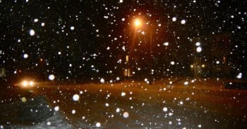 Japánban elképesztő havazás kerítette fogságba az autókat