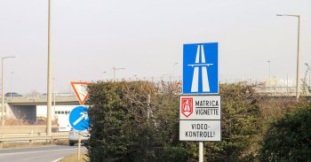 Hirtelen megszüntették a Jász-Nagykun-Szolnok megyei autópálya-matricát