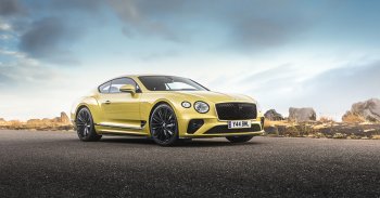 Videón, ahogy a gyári végsebessége főlé kergetik a Bentley Continentalt a német autópályán