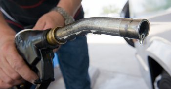 Drága a gázolaj, ezért étolajat „tankolt”az autójába a Tesco egyik vásárlója – VIDEÓ