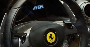 Egy profi versenyző vagy a Ferrari beépített rajtautomatikája startol jobban? - VIDEÓ