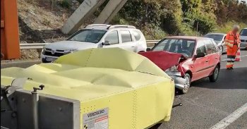 Újabb figyelmetlen autós csapódott a közutasokat védő energiaelnyelőbe az M7-esen - VIDEÓ