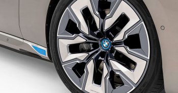A Teslát követi új akkustruktúrájával a BMW
