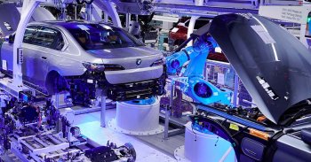 Nem szarozik a BMW: szennyvíz alapú festékkel akarja befedni az autóit
