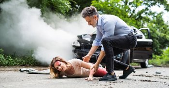 Segítségnyújtás elmulasztása: mikor kell megállni és segíteni egy balesetnél?