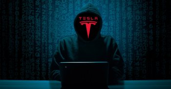 Több tucatnyi Tesla felett képes részlegesen átvenni az irányítást egy német hacker