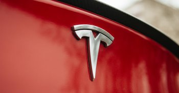 Hogyan úszta meg a Tesla a riválisokat sújtó nehézségeket?