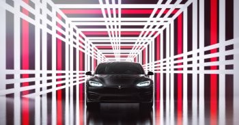 Így csap össze a sugárhajtású Tesla és egy Model S Plaid – VIDEÓ