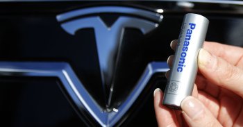 Milyen akkumulátorokat használ a Tesla az elektromos autóiban?