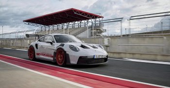 Pusztító hátsó szárnnyal és friss technikával rúgta be az ajtót az új 911 GT3 RS