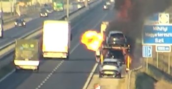 Hatalmas lángokkal égett egy autószállító tréler az M86-oson - VIDEÓ