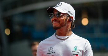 Hamilton lesz a producere a Brad Pitt főszereplésével készülő F1-es filmnek