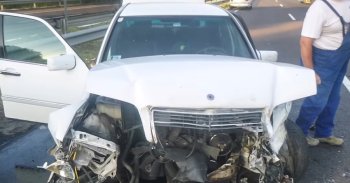 Videón, ahogy majdnem letarol egy másik autóst a korlátnak csapódó részeg sofőr