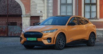 Két szék között: Ford Mustang Mach-E GT 2022 - Teszt