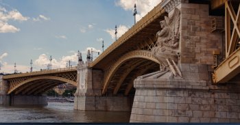 Újra hidat foglaltak a kata-tüntetők Budapesten, bizonytalan a közlekedés
