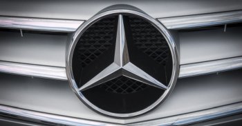 A Mercedesnek el kellett távolítania az egyik új hirdetését a kínai közösségi médiából