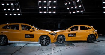 elektromos Mercedes egymásnak ütközik