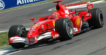 10 F1-es autó, amelyiknek hajszál híján világbajnok versenyzője lett