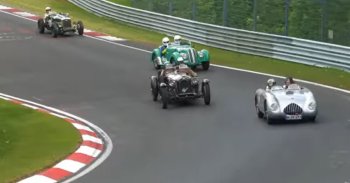 Videón, ahogy II. világháború előtti autók köröznek a Nürburgringen