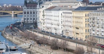 Újra megnyílt a pesti alsó rakpart az autósok előtt