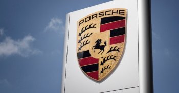 Guinness-rekordot állított fel a hóba fánkokat rajzoló Porsche Taycan