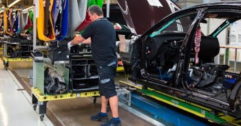 A Mercedes ismét csökkenti a termelést az egyik fontos üzemében