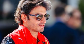 F1: Sainz már a szabadedzésen összetörte a Ferrariját