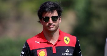 Rossz hír a Ferrari szurkolóknak: máris büntetést kapott Sainz