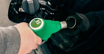 A hatósági benzinár elengedése súlyos csapást jelenthet a magyar autósoknak