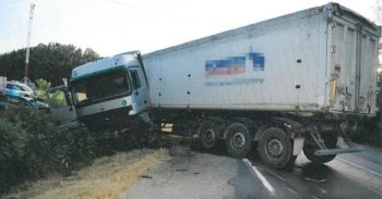 Egy komplett család életét tönkretette a figyelmetlenül vezető kamionos
