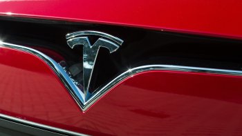 Napelemes hatótávnövelő utánfutót mutatott be a Tesla