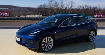 Lép, mint az istennyila! - Tesla Model 3 Performance AWD (2020) – Teszt + Videó
