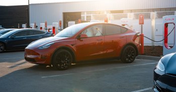A Tesla megszünteti a potyázást a magyar Superchargereken