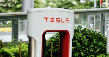 Drága töltés volt: 214 millió forintnak megfelelő összegről szóló számlát kapott egy Tesla tulajdonos Kínában